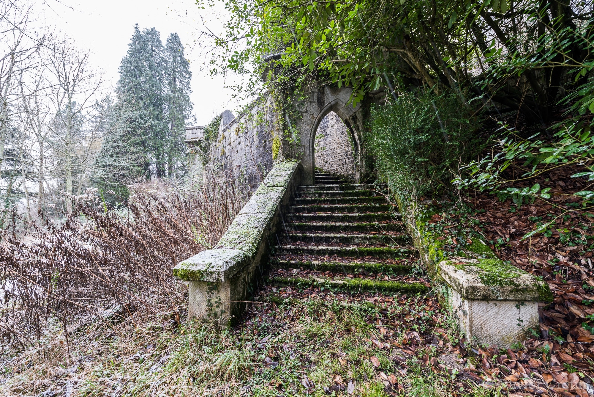 Chateau du chevalier - La ptite porte au fond du jardin