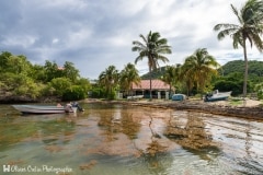 Guadeloupe - Terre de Haut (les Saintes) - Ecopage du matin sur une plage moyen paradisiaque