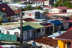 Guadeloupe - Vue sur le village de Petit Bourg - Alignement de cases