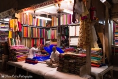 Inde - Mumbai - En attendant les clients au bazar aux tissus